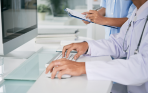 Mantenha a calma e faça logon: Telemedicina como resposta à pandemia de COVID-19